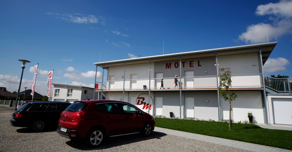 Das Bernstein-Motel in Marchegg von außen